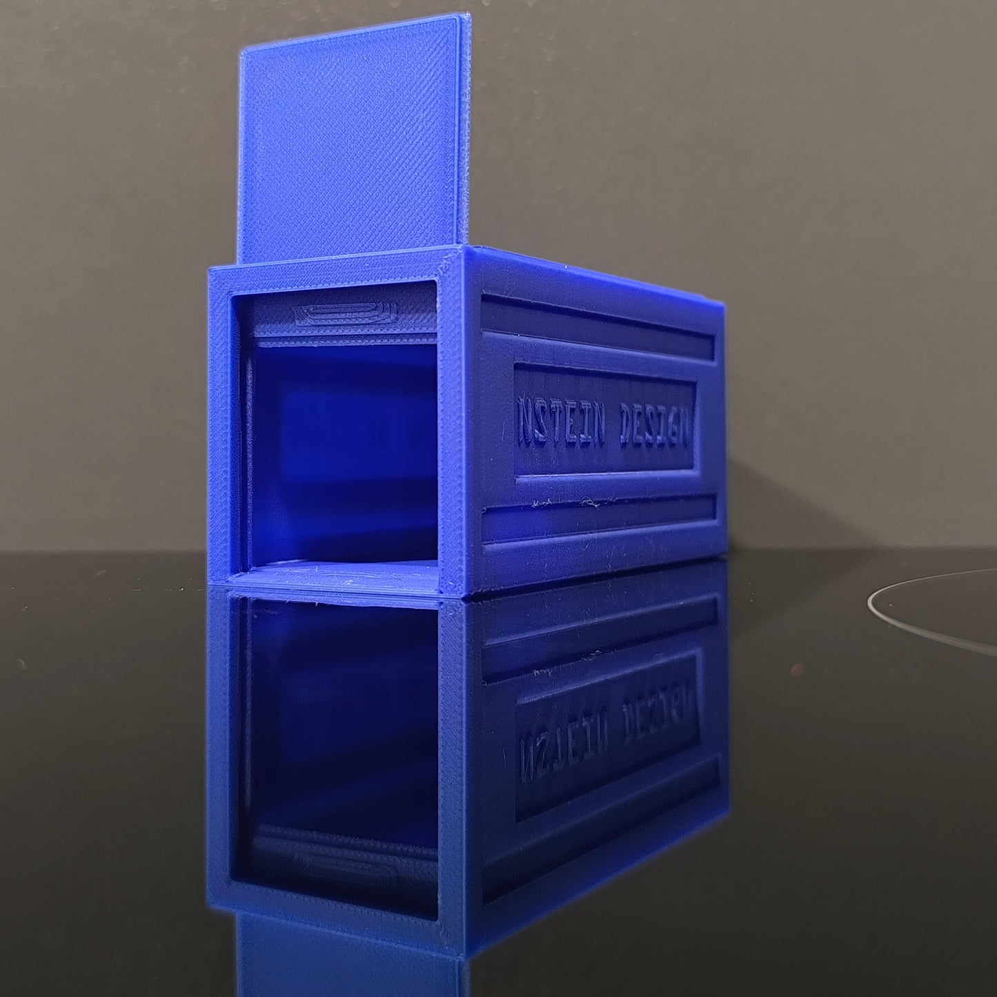 Indigókékszínű hot wheels kisautó garázs