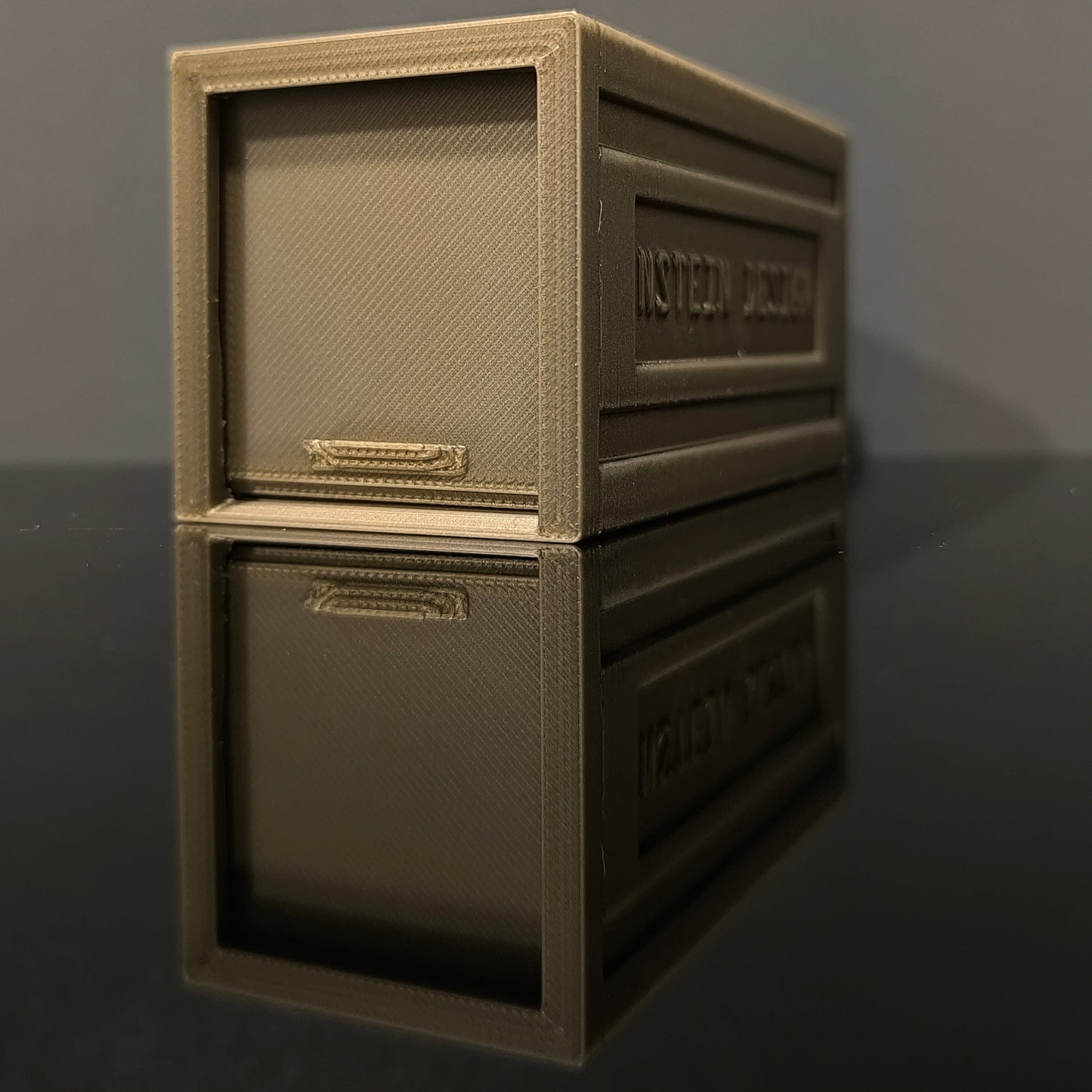 Óarany színű hot wheels kisautó garázs