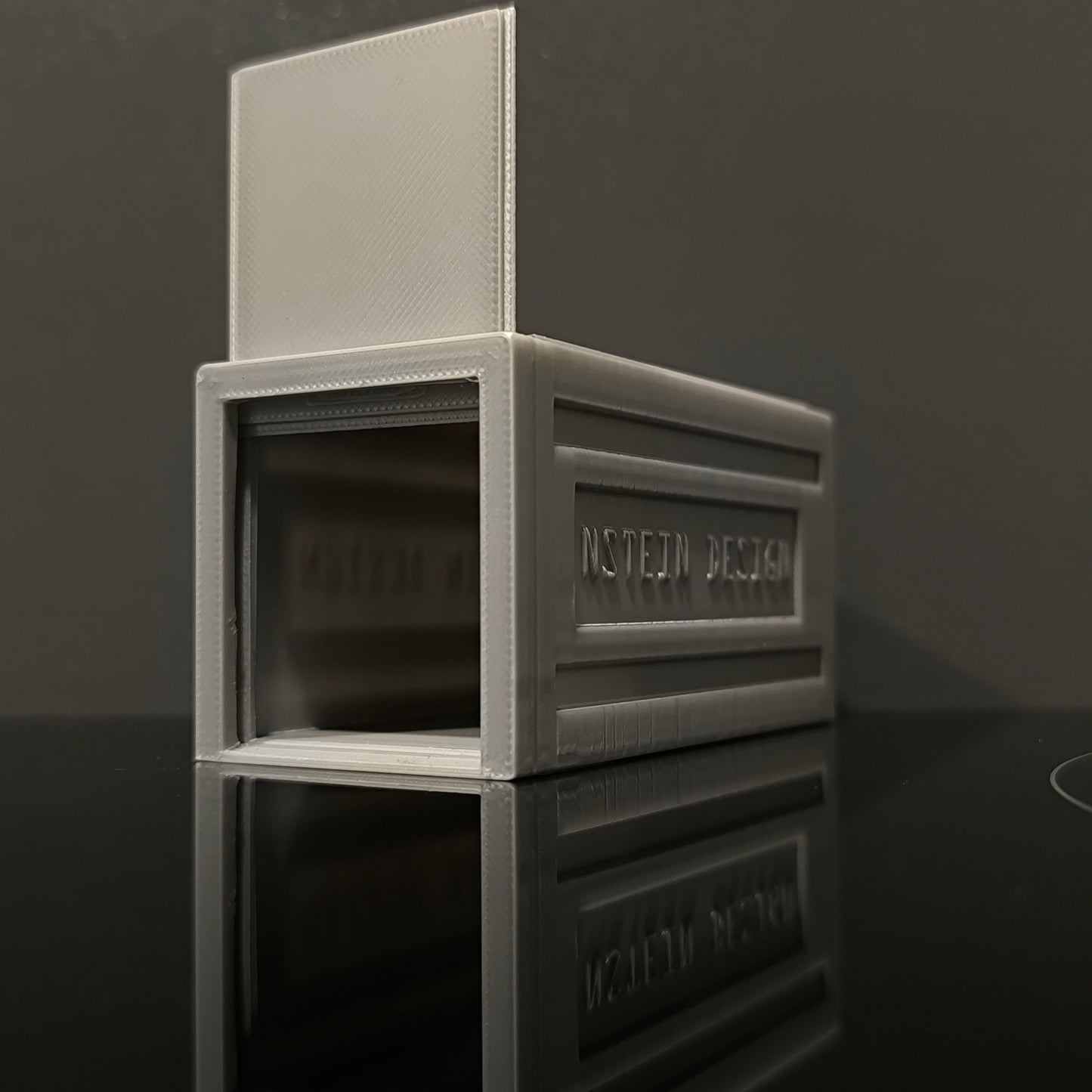 Alu szürke színű hot wheels kisautó garázs